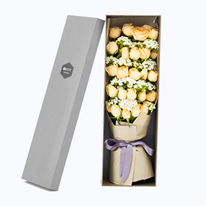 泰兴市Secret love倾慕鲜花系列25枝香槟玫瑰+白相思梅枪炮礼盒