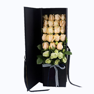 泰兴市Cherish珍爱鲜花系列19枝香槟玫瑰+白桔梗礼盒