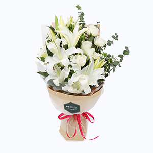 泰兴市Relative亲情鲜花系列12朵白百合+6枝白玫瑰+尤加利叶